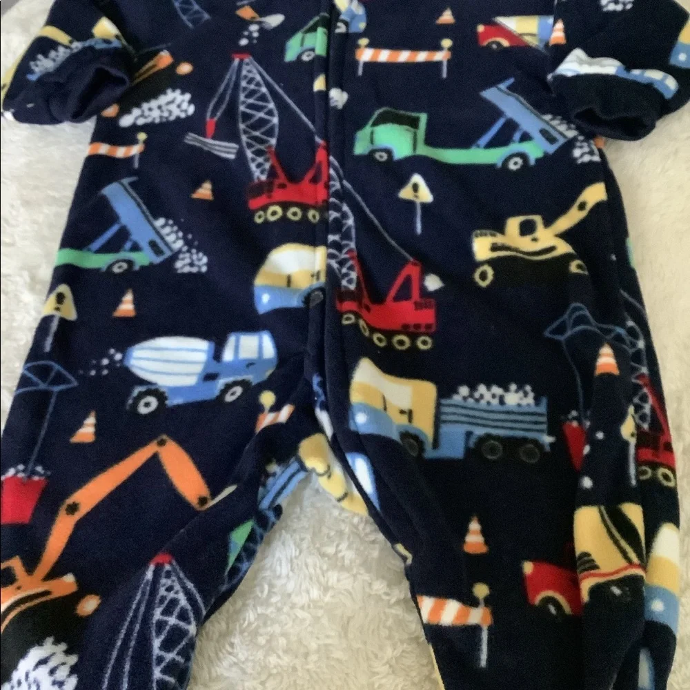 Place one-size zipper outfit with big machines 0-3mo